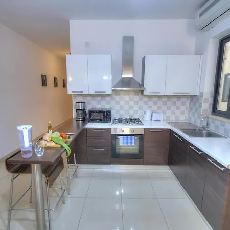 Large 3 Bedrooms Steps Away From Balluta Bay Bcam2-1 Apartman