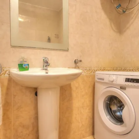 Large 3 Bedrooms Steps Away From Balluta Bay Bcam2-1 Lejlighed *