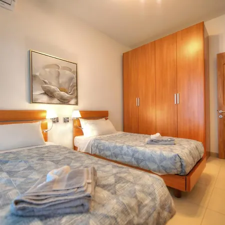Large 3 Bedrooms Steps Away From Balluta Bay Bcam2-1 Lejlighed Sliema